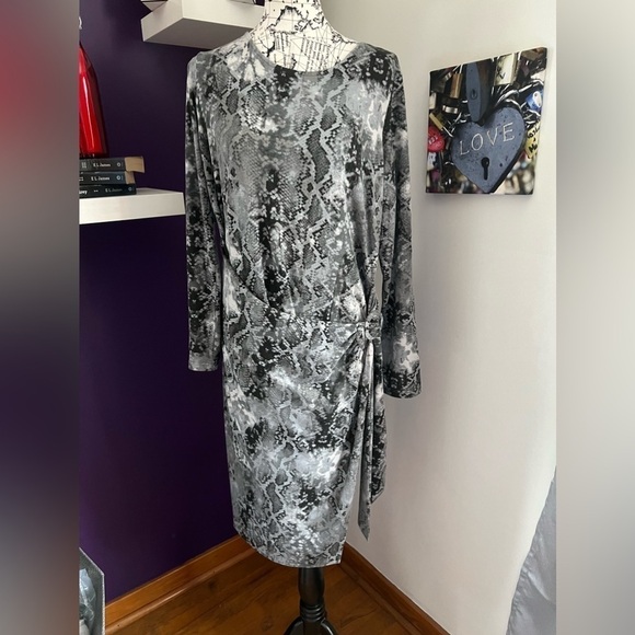 dennis basso Dresses & Skirts - Dennis Basso Gray/Black Snakeskin Print Dress